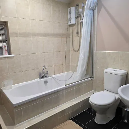 Spacious 3 Bed 2 Baths Free Wifi Location *