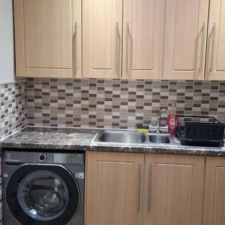Spacious 3 Bed 2 Baths Free Wifi Location