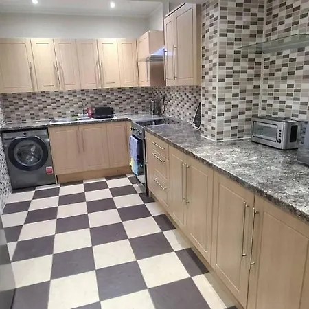 Spacious 3 Bed 2 Baths Free Wifi Location