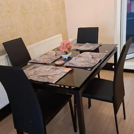 Spacious 3 Bed 2 Baths Free Wifi Location *
