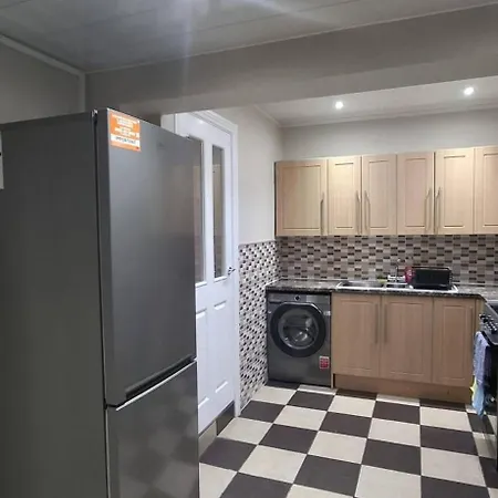 Spacious 3 Bed 2 Baths Free Wifi Location * Мидлсбро