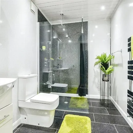 Spacious 3 Bed 2 Baths Free Wifi Location