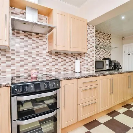 Spacious 3 Bed 2 Baths Free Wifi Location