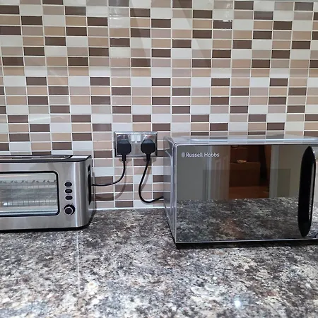 Spacious 3 Bed 2 Baths Free Wifi Location *